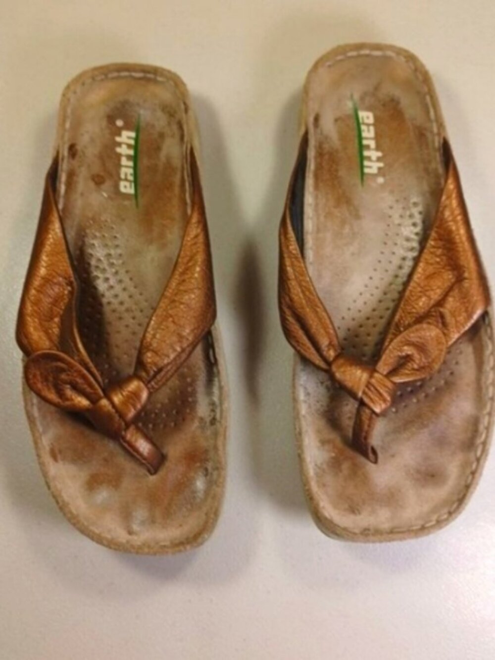 Earth Kalso womens bronze metallic Tranquil thong sandals 6 B